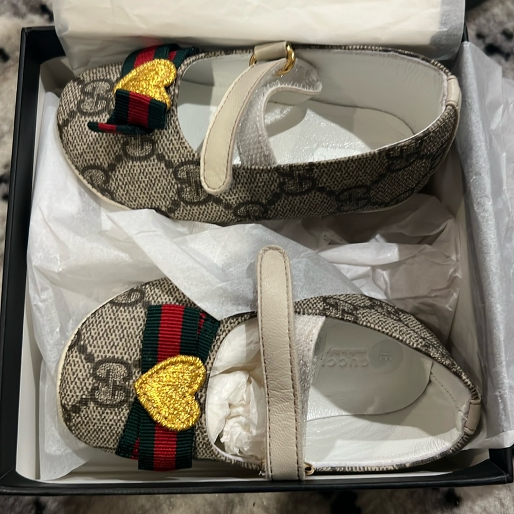 Gucci Baby Walker Shoes in Beige and Gold